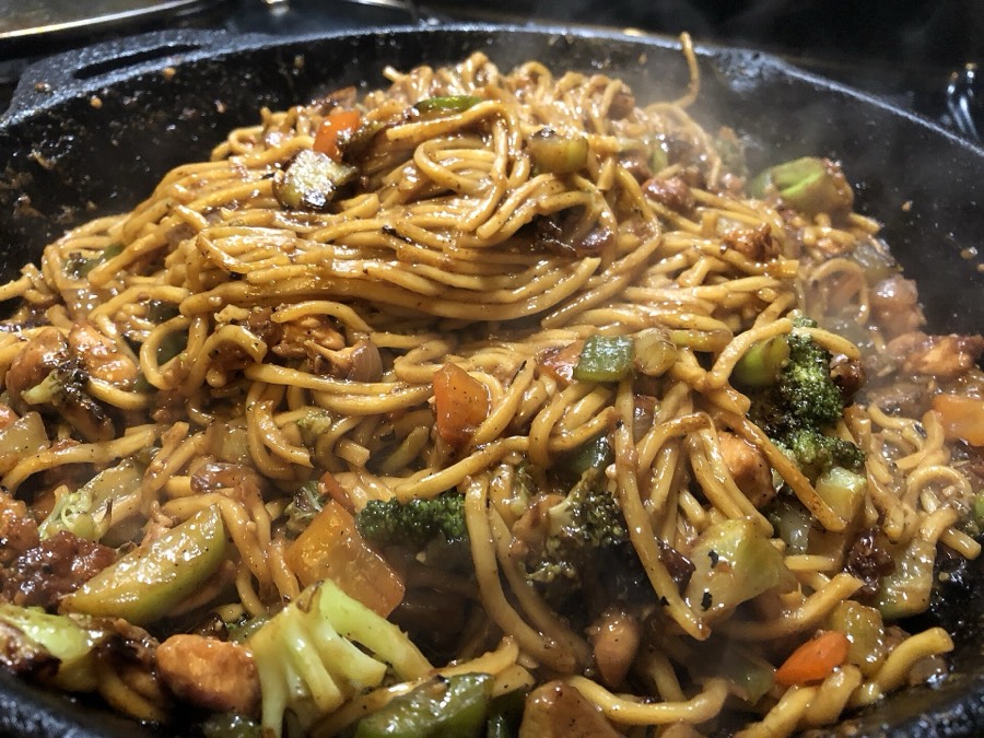 Lo mein noodles with vegetables